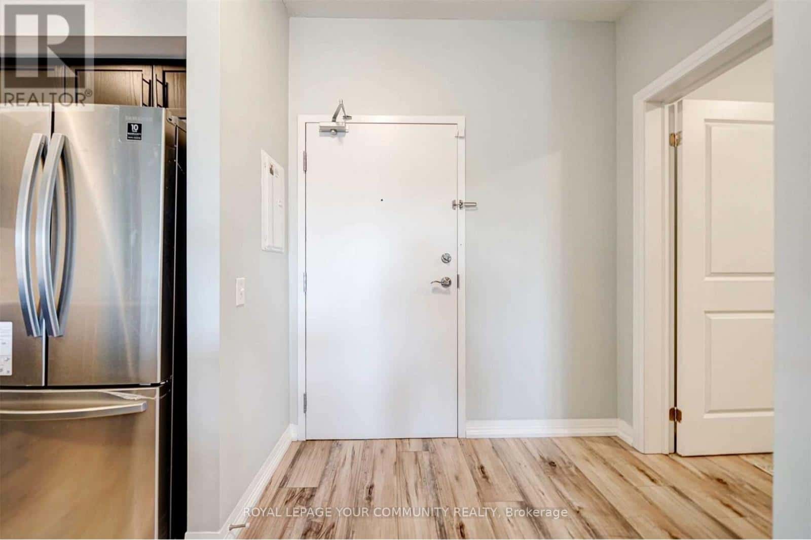 304 - 295 CUNDLES ROAD — Barrie (Little Lake), Ontario - Photo 4 of 22