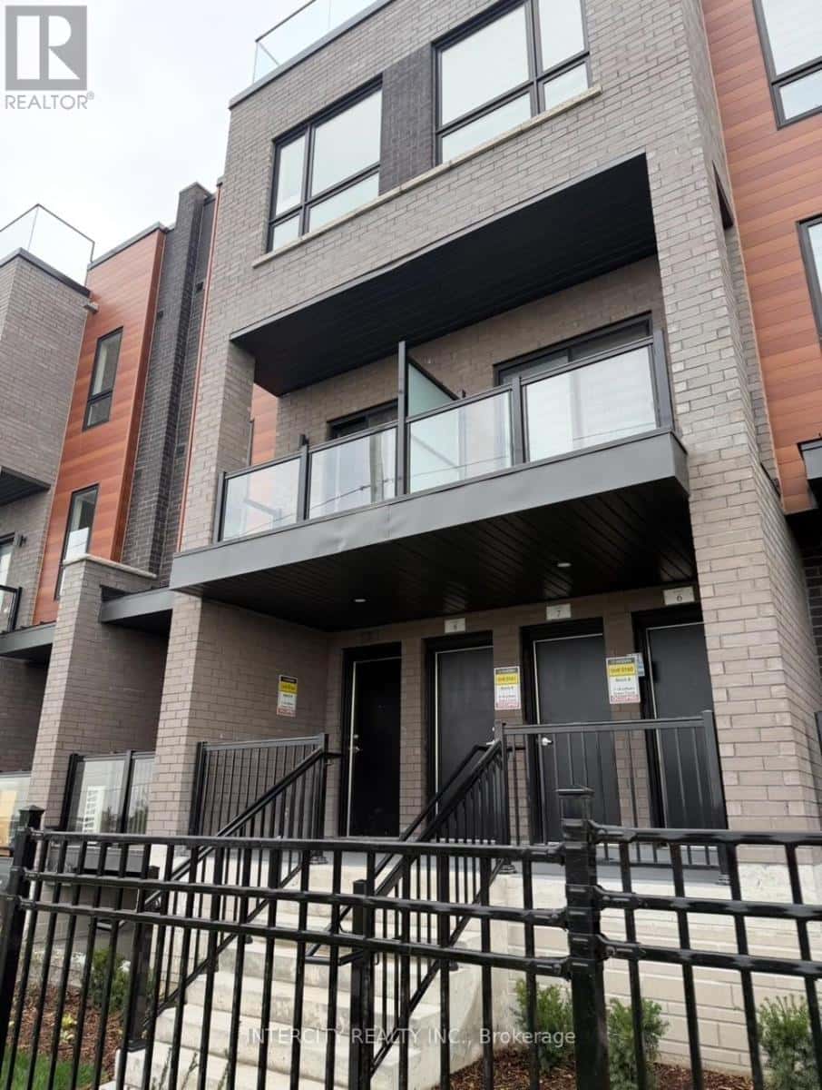 9 - 18 LYTHAM GREEN CIRCLE — Newmarket (Glenway Estates), Ontario - Photo 2 of 13