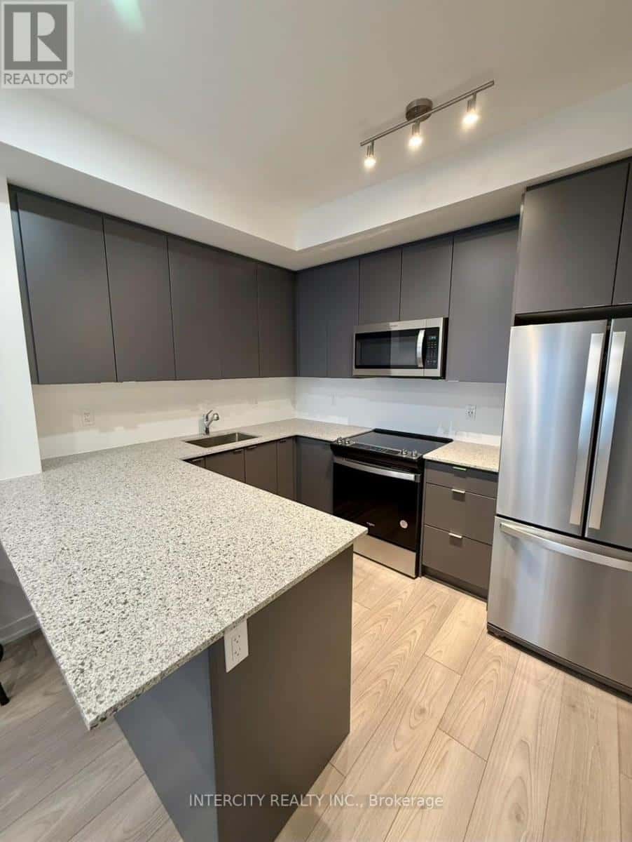 9 - 18 LYTHAM GREEN CIRCLE — Newmarket (Glenway Estates), Ontario - Photo 4 of 13