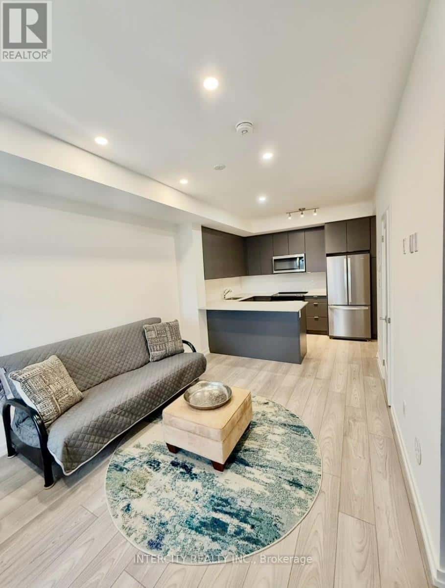 9 - 18 LYTHAM GREEN CIRCLE — Newmarket (Glenway Estates), Ontario - Photo 5 of 13