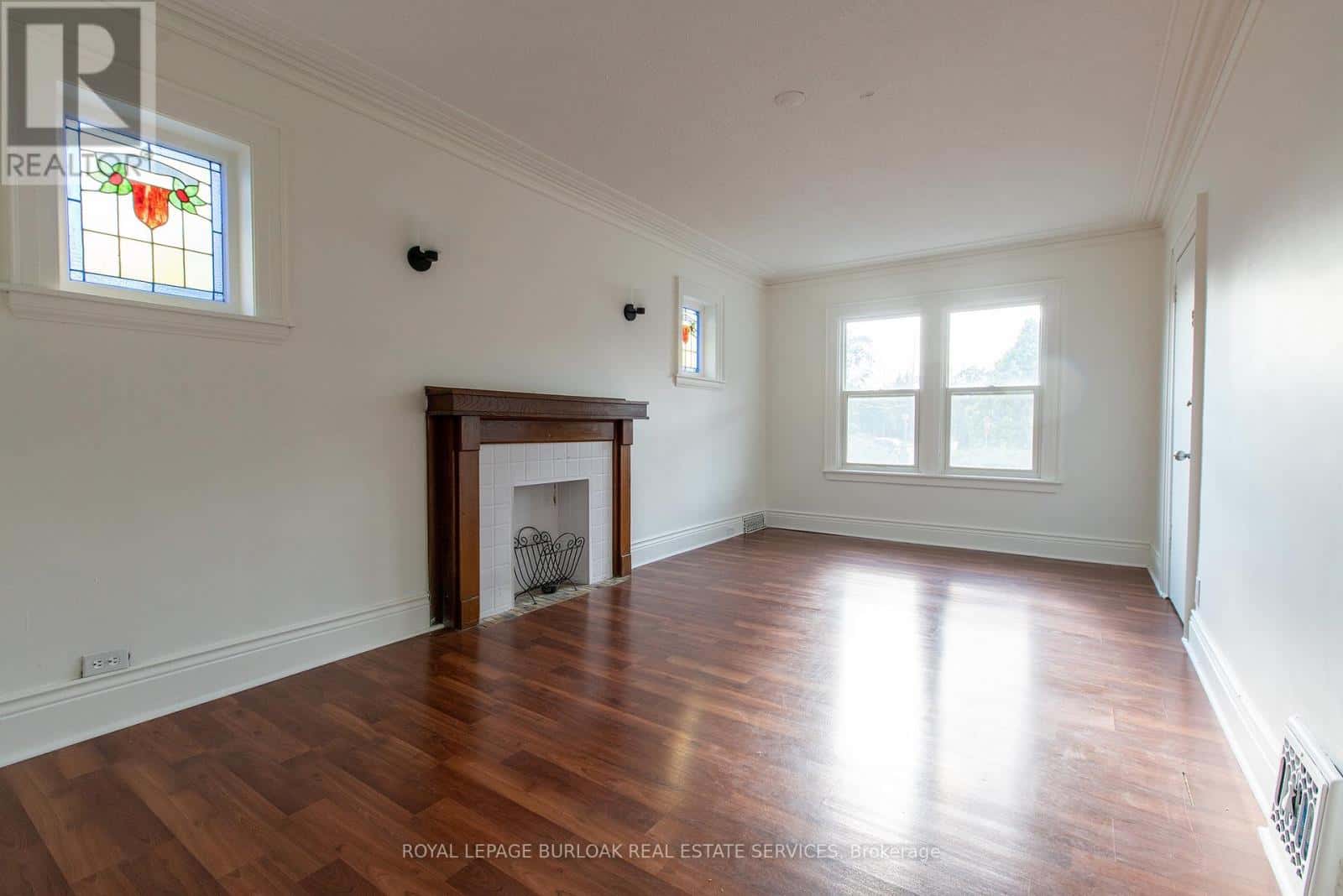 49 PROVINCE STREET S — Hamilton (Delta), Ontario - Photo 2 of 37