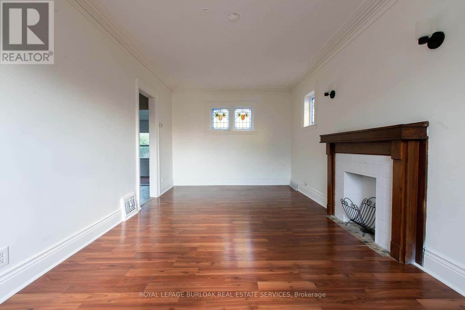 49 PROVINCE STREET S — Hamilton (Delta), Ontario - Photo 4 of 37