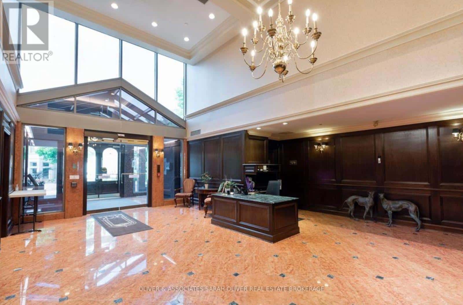 210 - 250 SYDENHAM STREET — London East (East B), Ontario - Photo 2 of 23