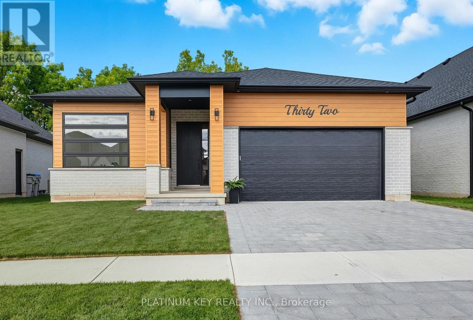 32 BRISCOE CRESCENT — Strathroy-Caradoc (NE), Ontario - Main photo