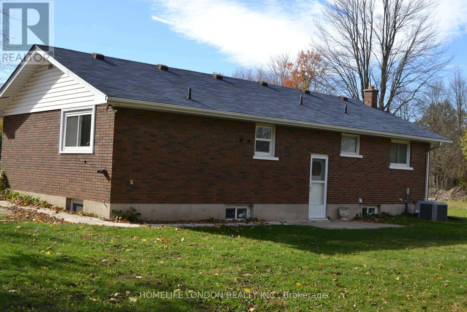 10420 TALBOTVILLE GORE ROAD S — Southwold (Talbotville), Ontario - Photo 2 of 34