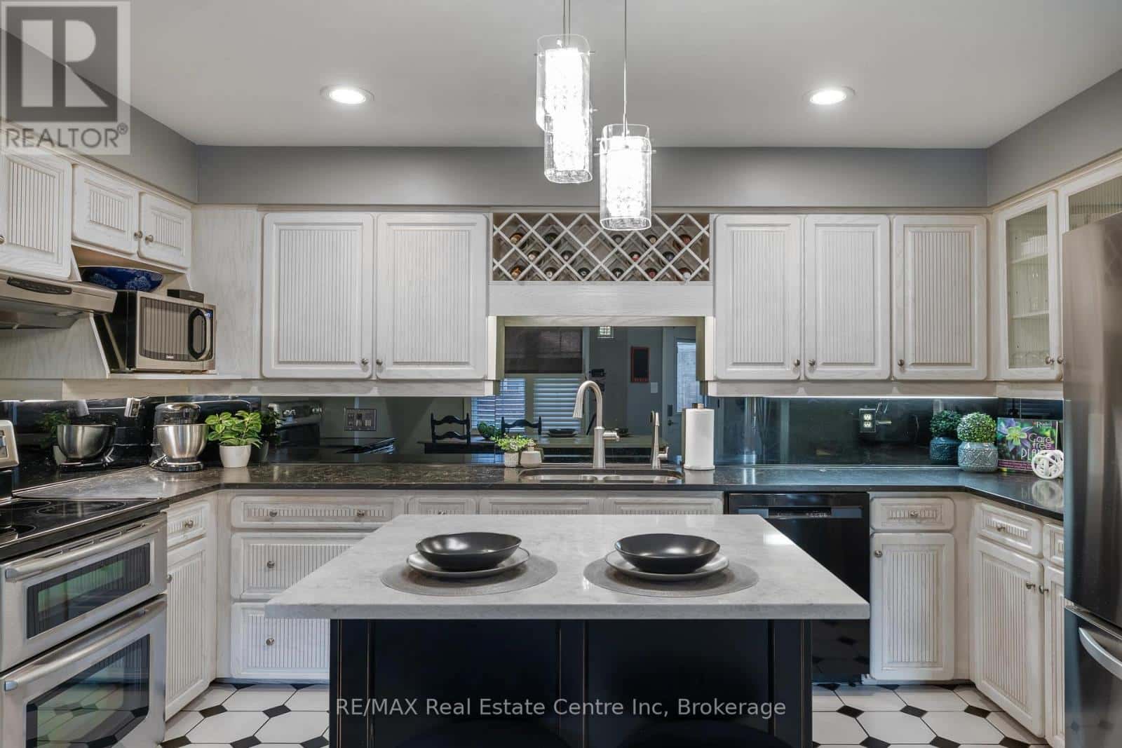 3 - 94 WOODLAWN ROAD E — Guelph (Victoria North), Ontario - Photo 3 of 30