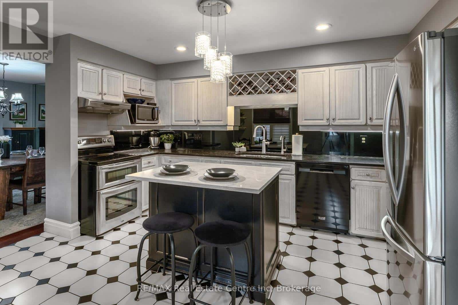 3 - 94 WOODLAWN ROAD E — Guelph (Victoria North), Ontario - Photo 4 of 30