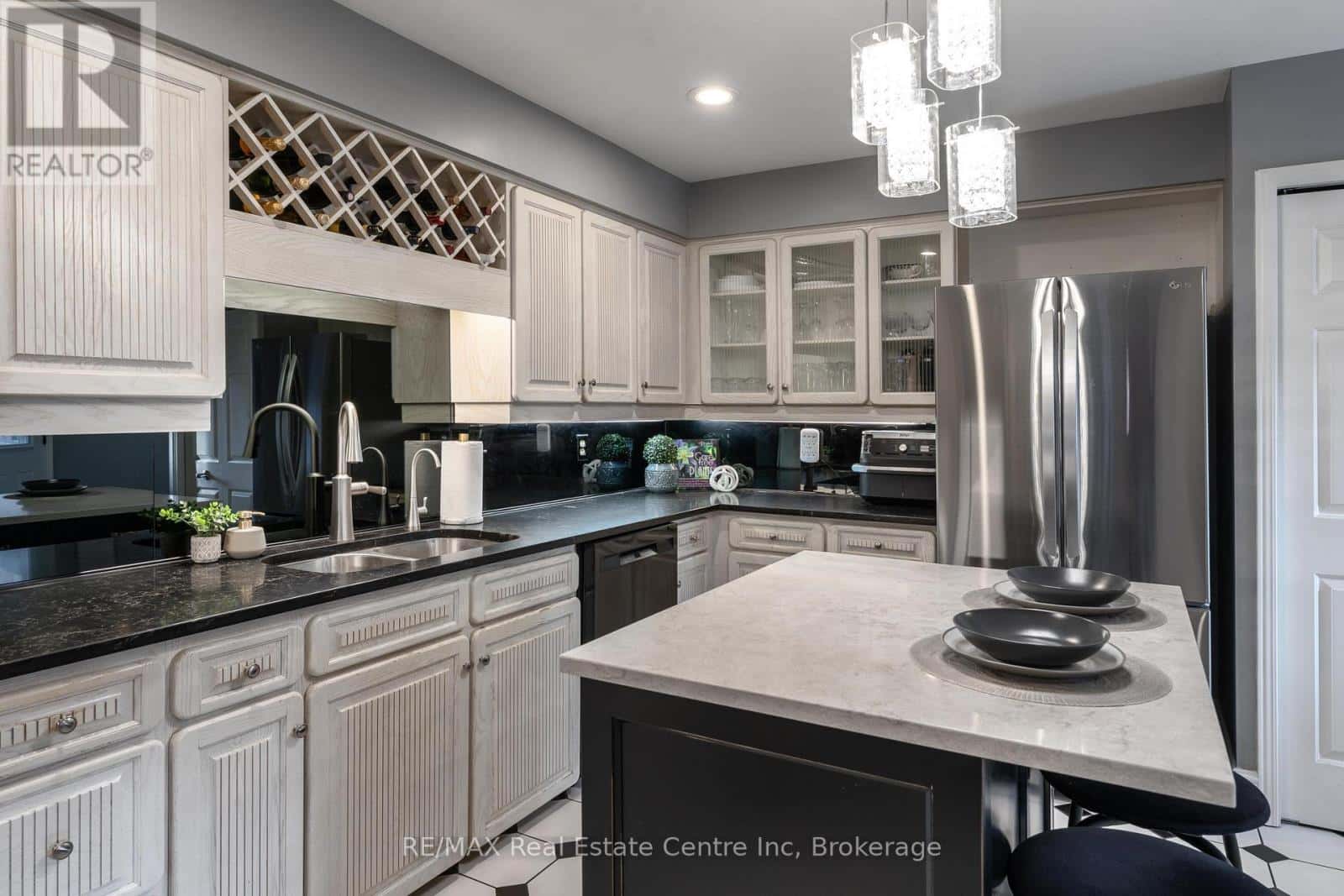 3 - 94 WOODLAWN ROAD E — Guelph (Victoria North), Ontario - Photo 5 of 30