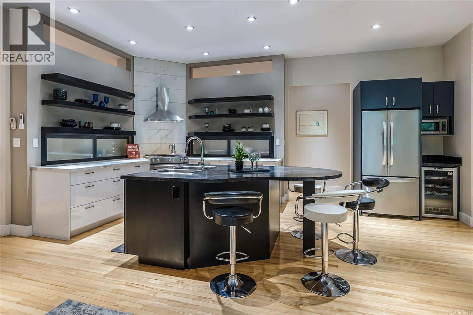 1875 Ashling Rd — Qualicum Beach, British Columbia - Photo 4 of 62