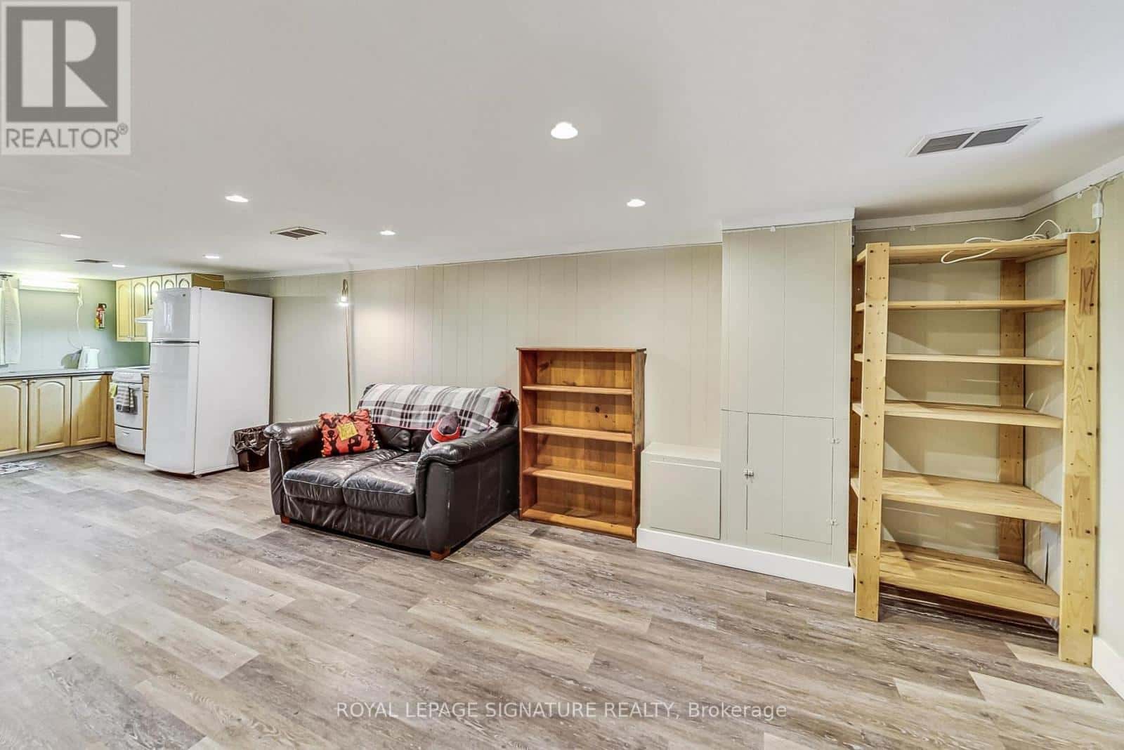 1 MILNE AVENUE — Toronto (Oakridge), Ontario - Photo 5 of 35