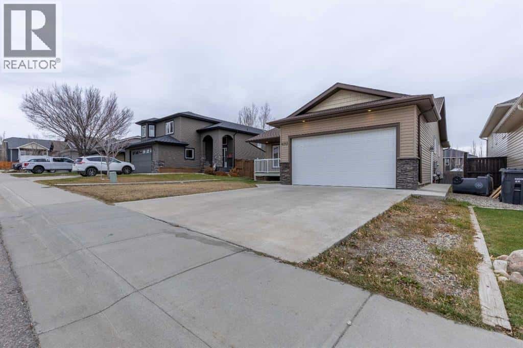 4213 Sundance Road — Coalhurst, Alberta - Photo 3 of 50