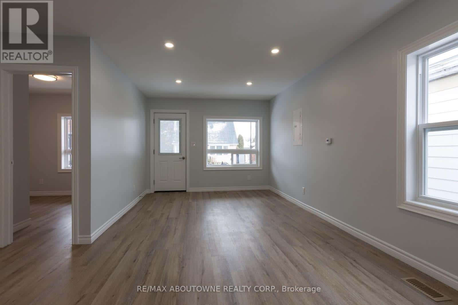 MAIN - 554 MARY STREET — Hamilton (North End), Ontario - Photo 2 of 15