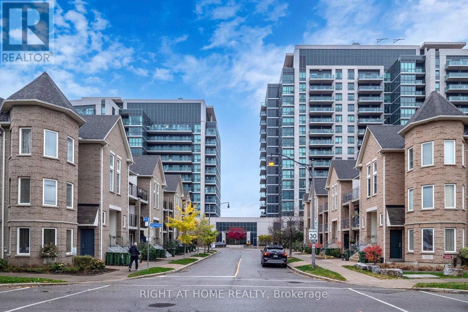 813 - 35 BRIAN PECK CRESCENT — Toronto (Thorncliffe Park), Ontario - Main photo