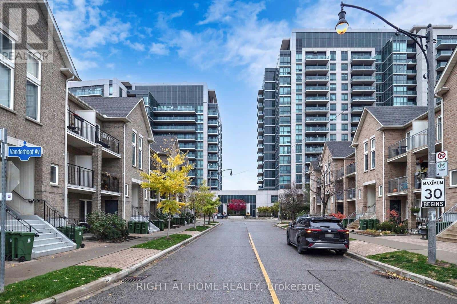 813 - 35 BRIAN PECK CRESCENT — Toronto (Thorncliffe Park), Ontario - Photo 2 of 50