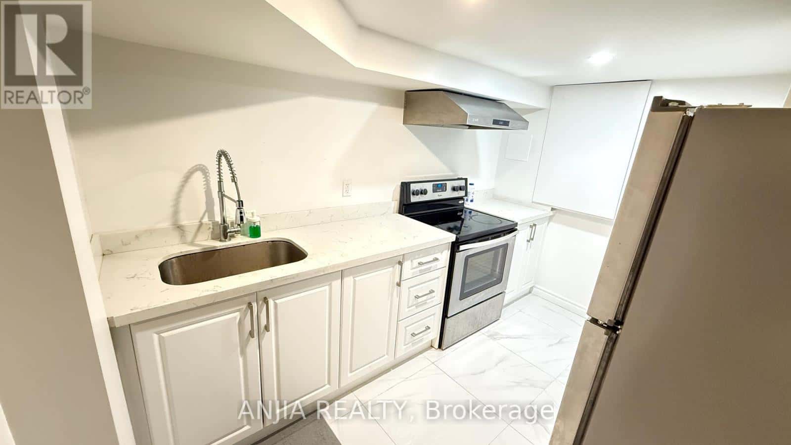 1 BREWSLAND CRESCENT — Markham (Thornlea), Ontario - Photo 3 of 9