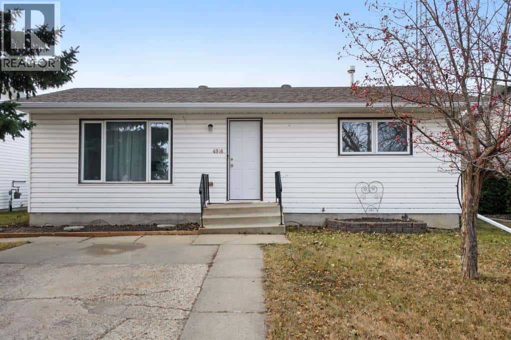 4916 47 Street — Stettler, Alberta - Photo 2 of 33