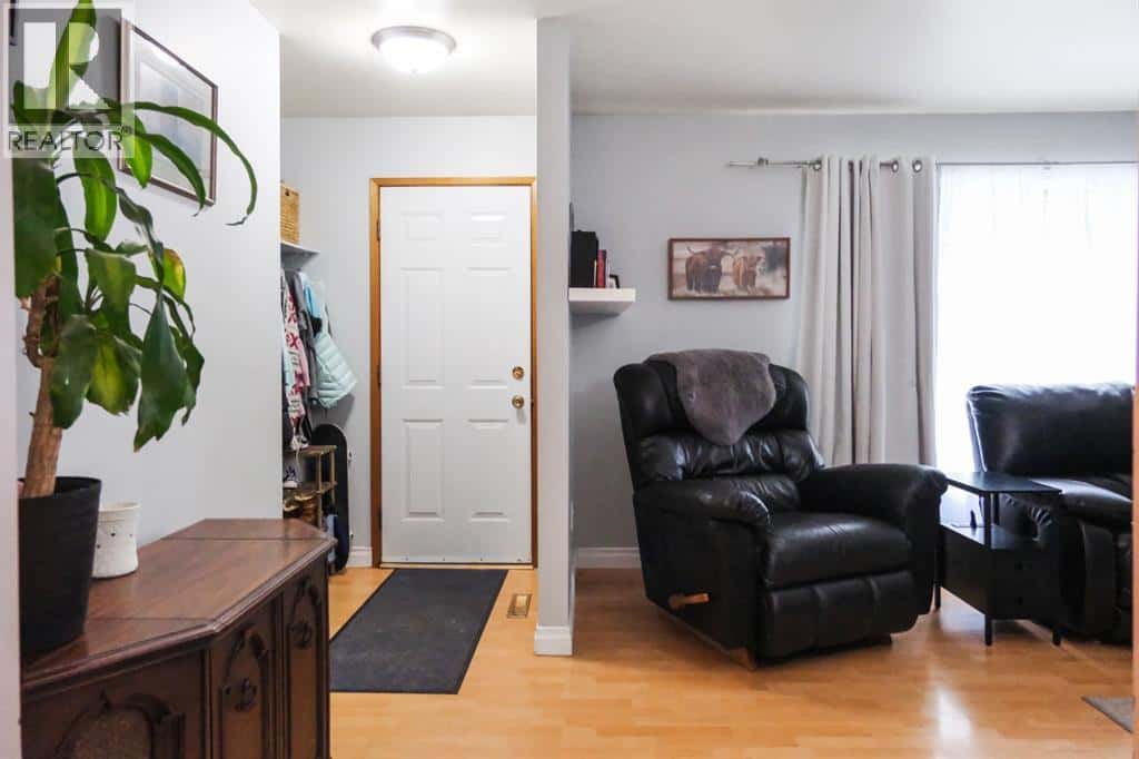 4916 47 Street — Stettler, Alberta - Photo 3 of 33