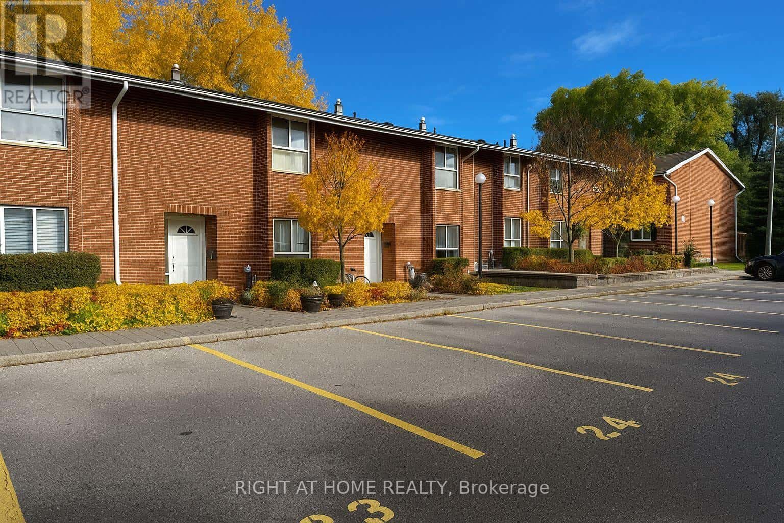 7 - 33 ROMFIELD CIRCUIT — Markham (Royal Orchard), Ontario - Photo 2 of 22