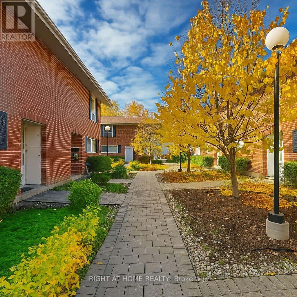 7 - 33 ROMFIELD CIRCUIT — Markham (Royal Orchard), Ontario - Photo 4 of 22