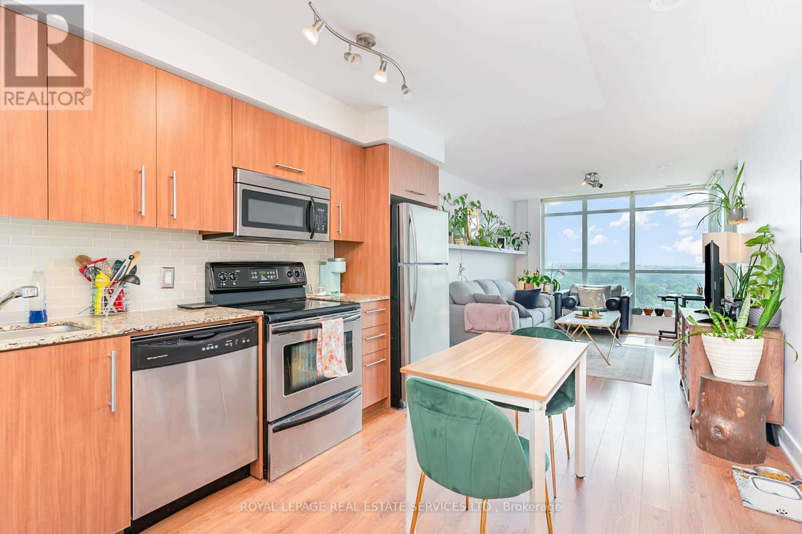 1504 - 1048 BROADVIEW AVENUE — Toronto (Broadview North), Ontario - Photo 3 of 24