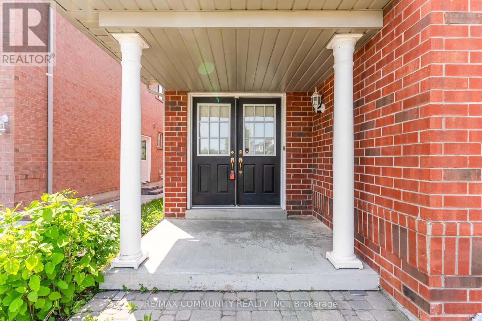 1081 LANGFORD STREET — Oshawa (Eastdale), Ontario - Photo 4 of 48