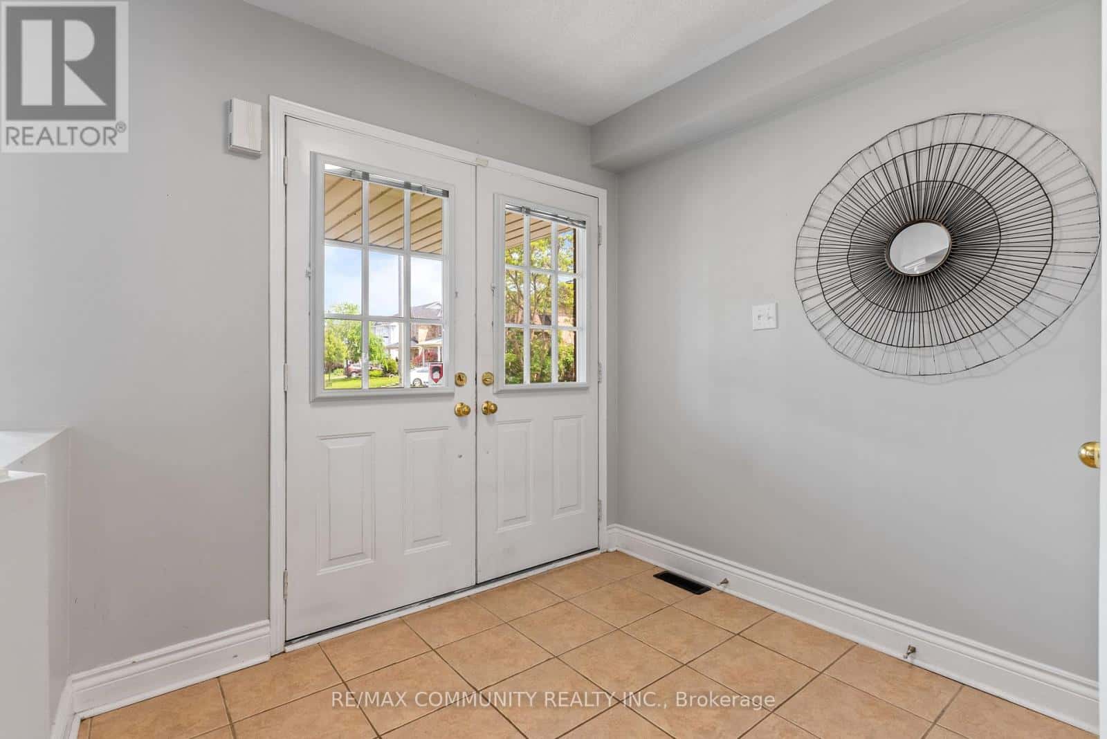 1081 LANGFORD STREET — Oshawa (Eastdale), Ontario - Photo 5 of 48