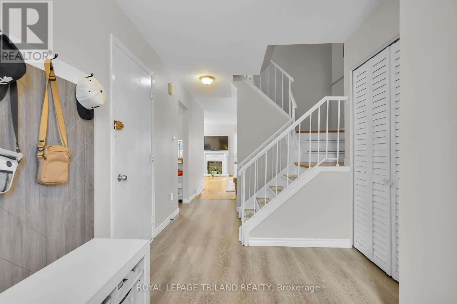 68 FOUR OAKS CRESCENT — London South (South N), Ontario - Photo 4 of 37