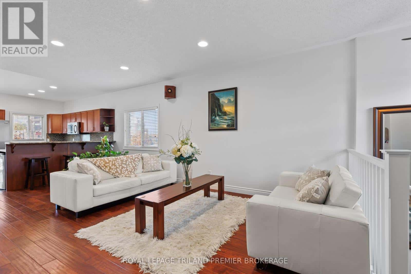 576 GARIBALDI AVENUE — London North (North B), Ontario - Photo 4 of 34