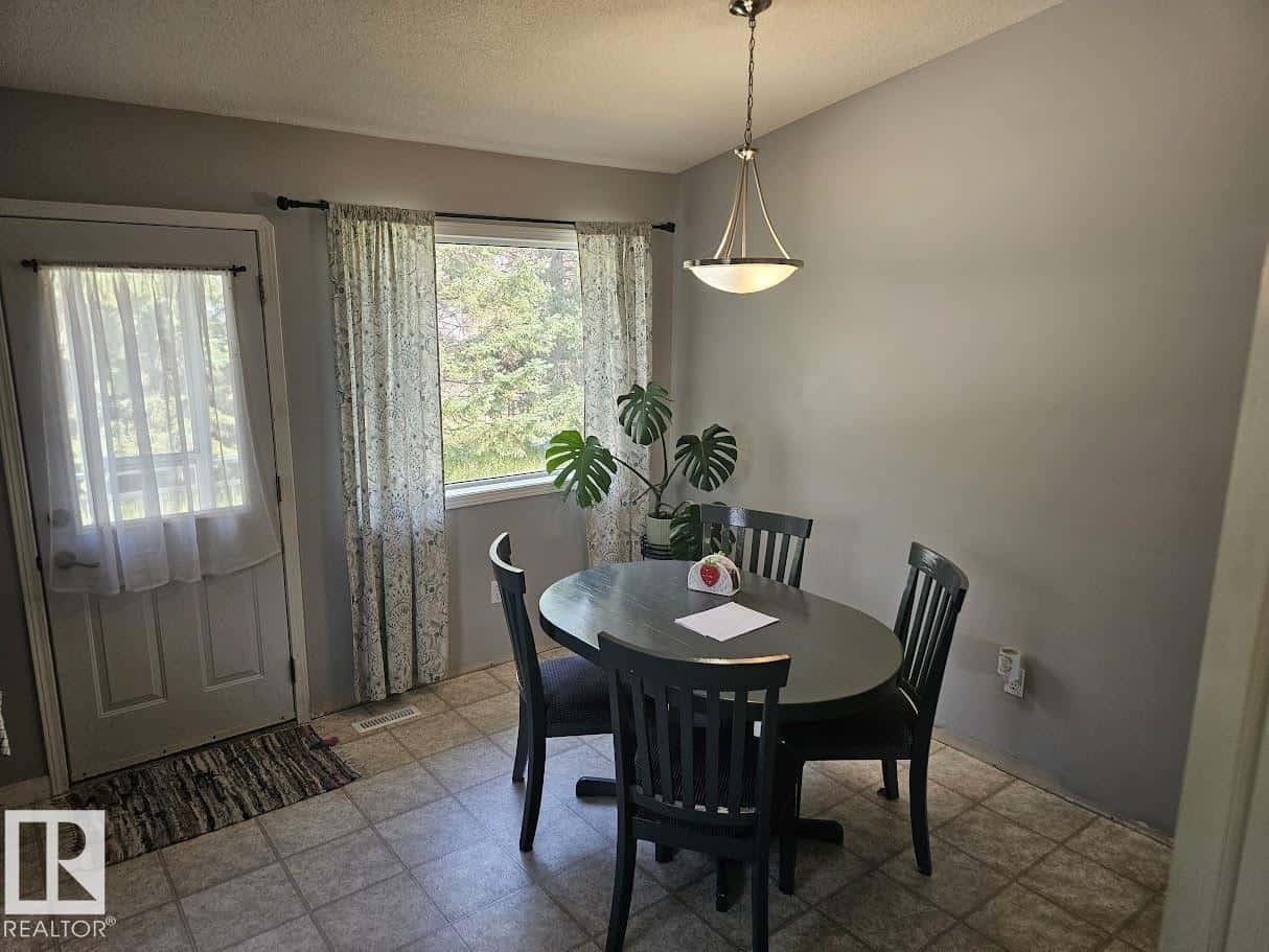 4506 49 AV — Thorsby, Alberta - Photo 2 of 33