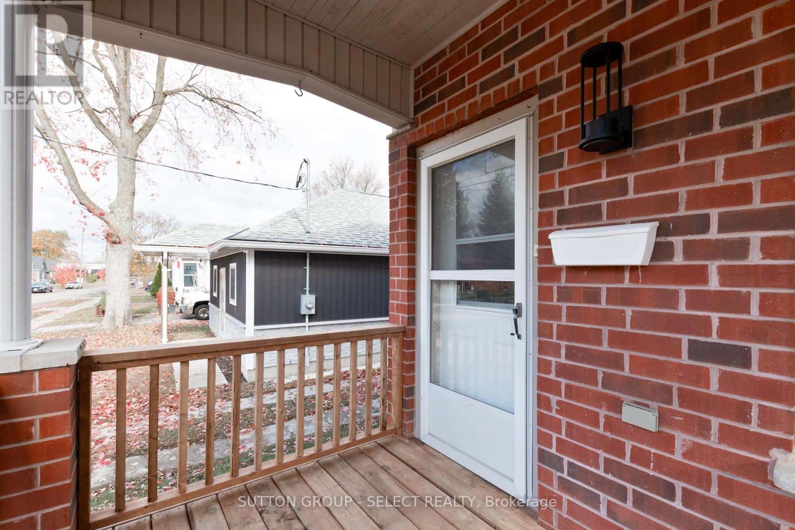 104 OAK STREET — London East (East M), Ontario - Photo 3 of 44