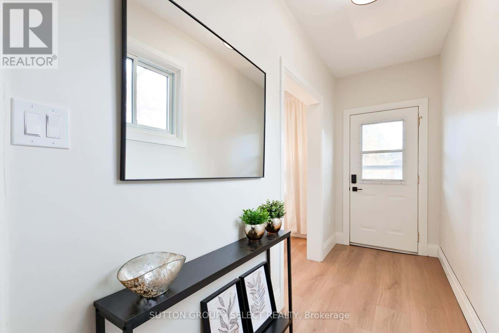 104 OAK STREET — London East (East M), Ontario - Photo 4 of 44