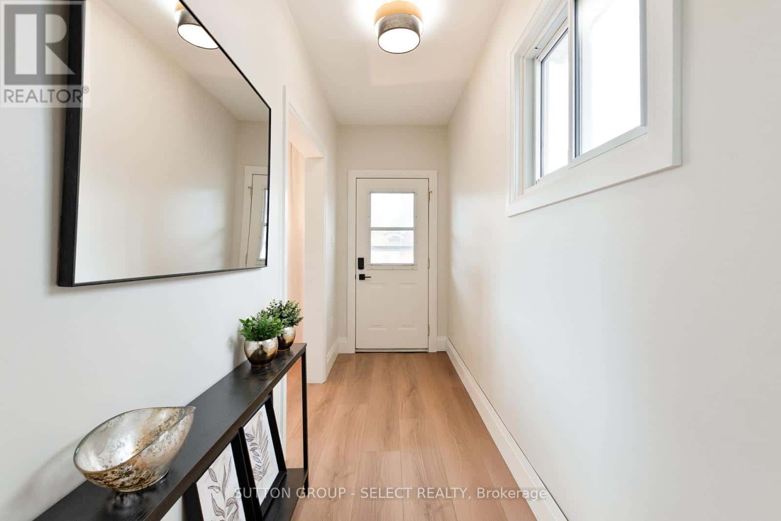 104 OAK STREET — London East (East M), Ontario - Photo 5 of 44