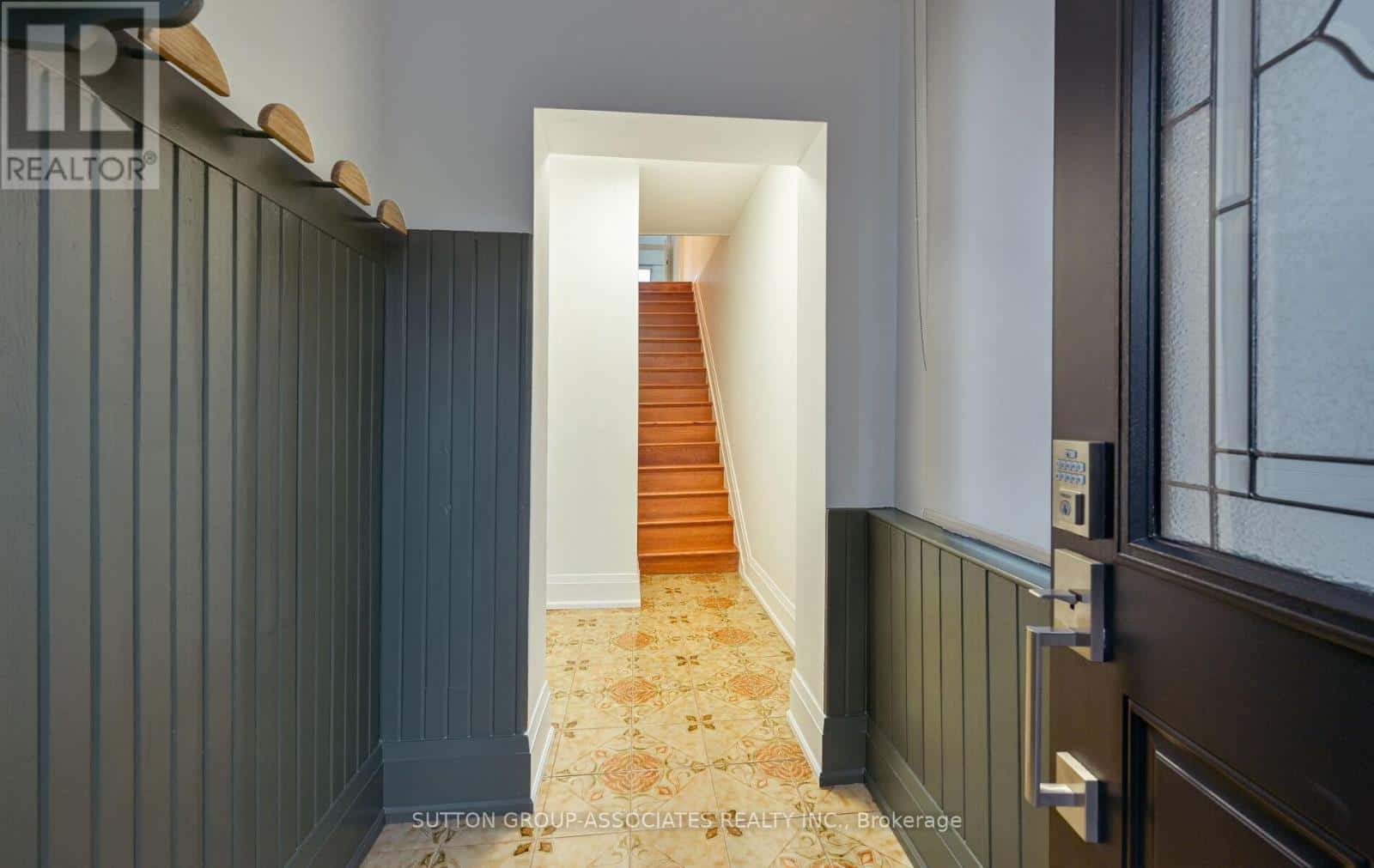 2ND FLOOR - 118 NAIRN AVENUE — Toronto (Corso Italia-Davenport), Ontario - Photo 3 of 20