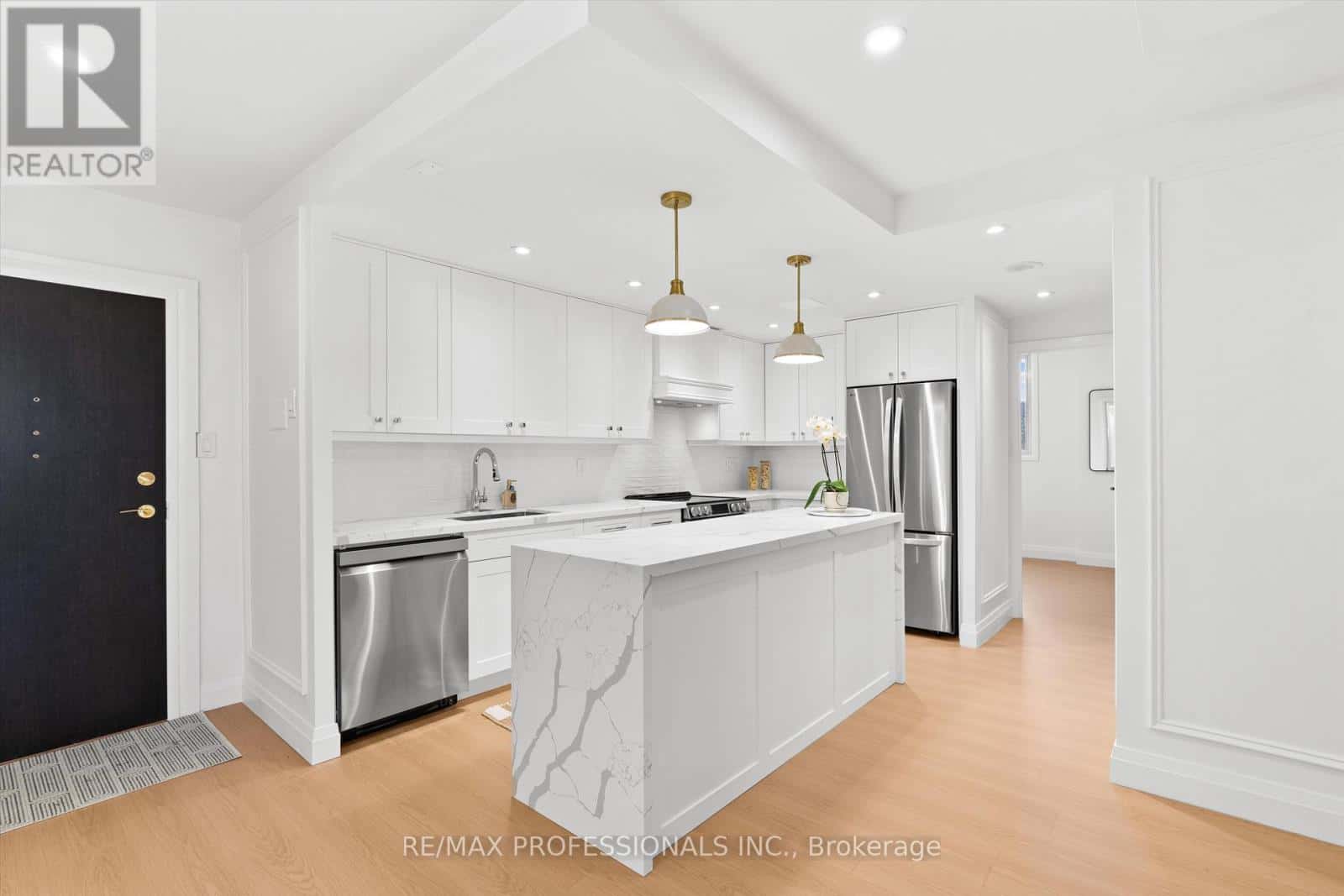 508 - 820 BURNHAMTHORPE ROAD — Toronto (Markland Wood), Ontario - Photo 5 of 23