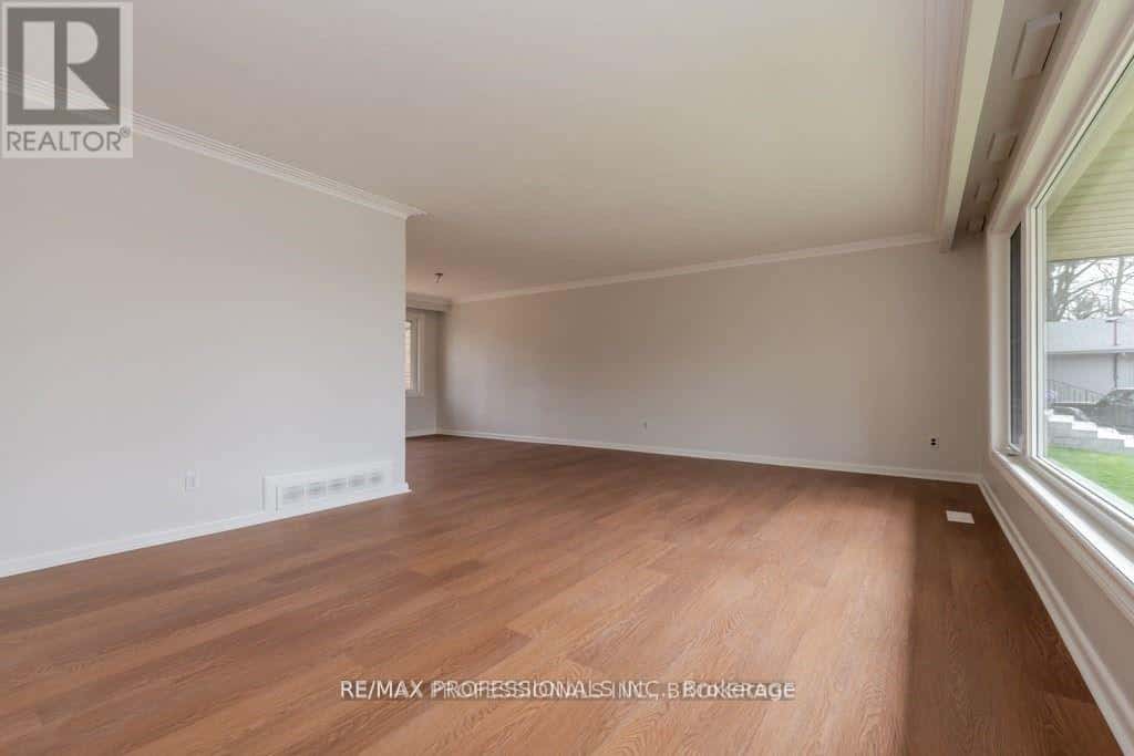 22 FABIAN PLACE — Toronto (Humber Heights), Ontario - Photo 5 of 28