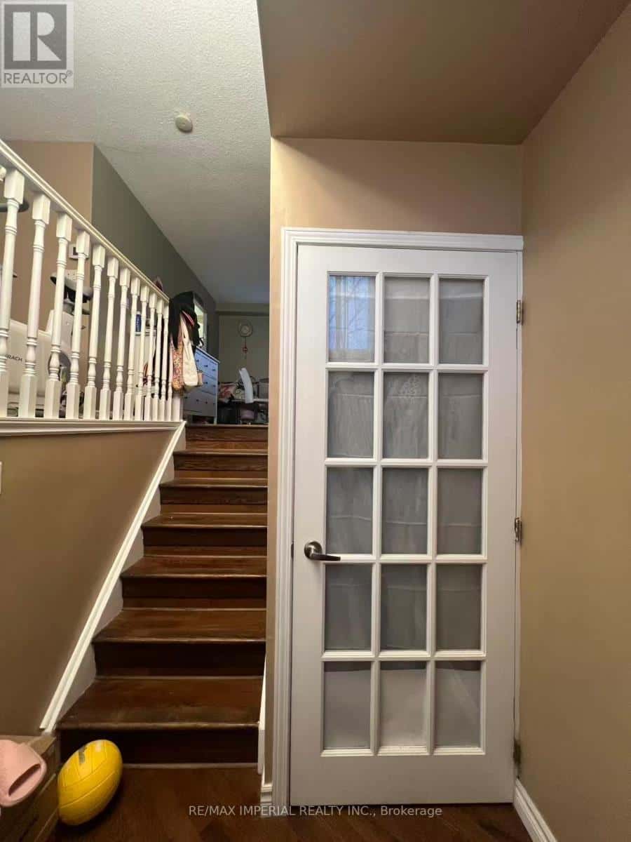 UPPER - 1986 JOHN STREET — Markham (Bayview Fairway-Bayview Country Club Estates), Ontario - Photo 2 of 10