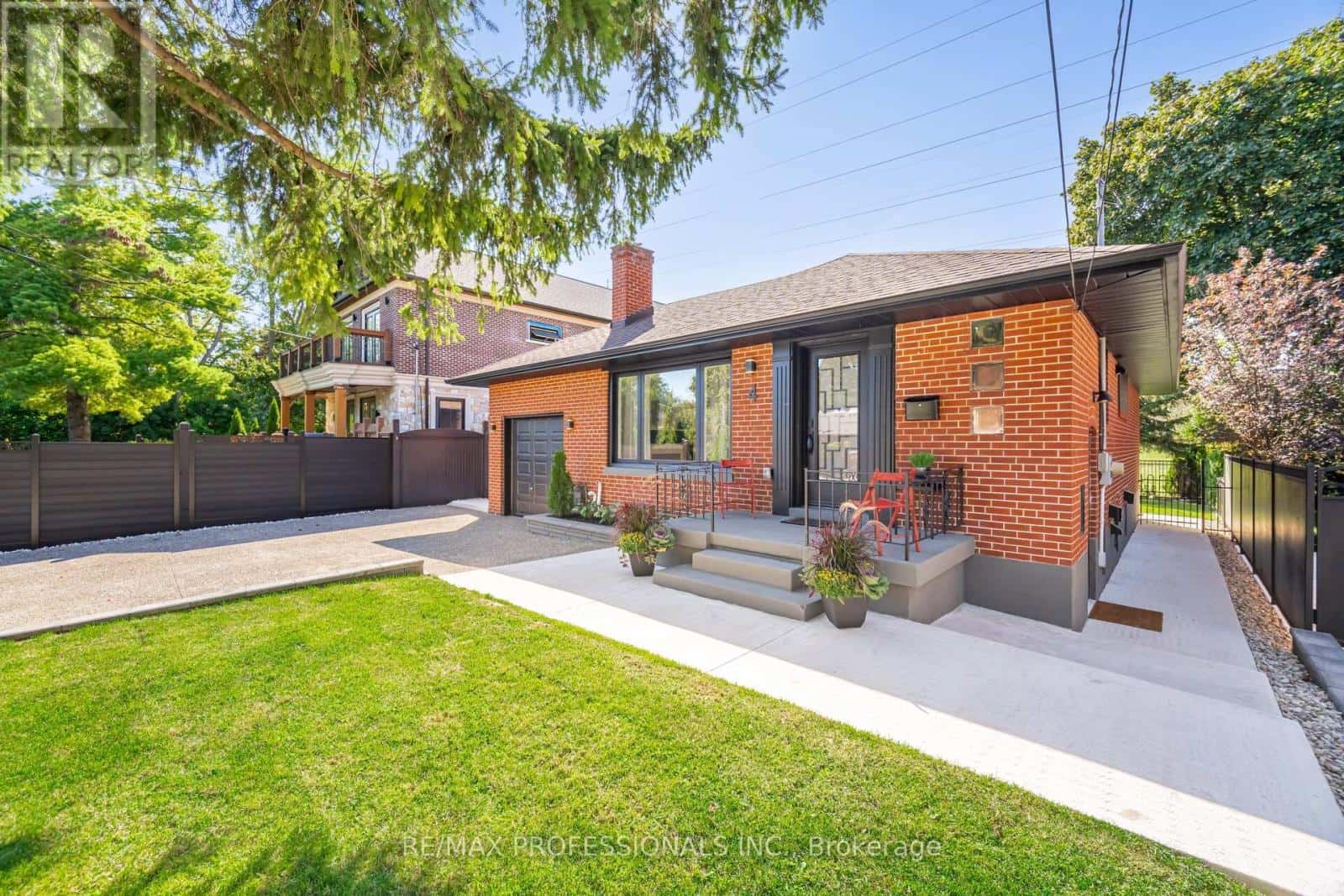 BSMT - 4 LLOYD MANOR ROAD — Toronto (Princess-Rosethorn), Ontario - Photo 2 of 20