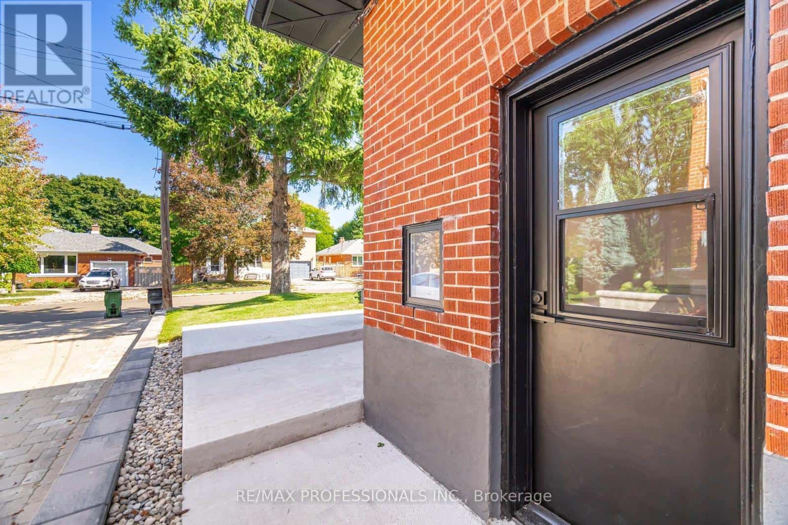 BSMT - 4 LLOYD MANOR ROAD — Toronto (Princess-Rosethorn), Ontario - Photo 3 of 20