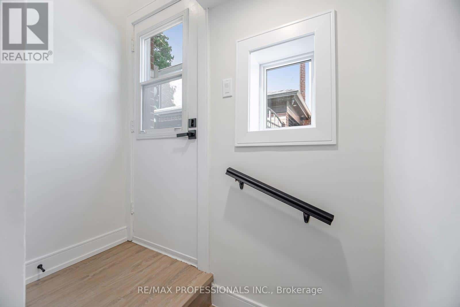 BSMT - 4 LLOYD MANOR ROAD — Toronto (Princess-Rosethorn), Ontario - Photo 4 of 20