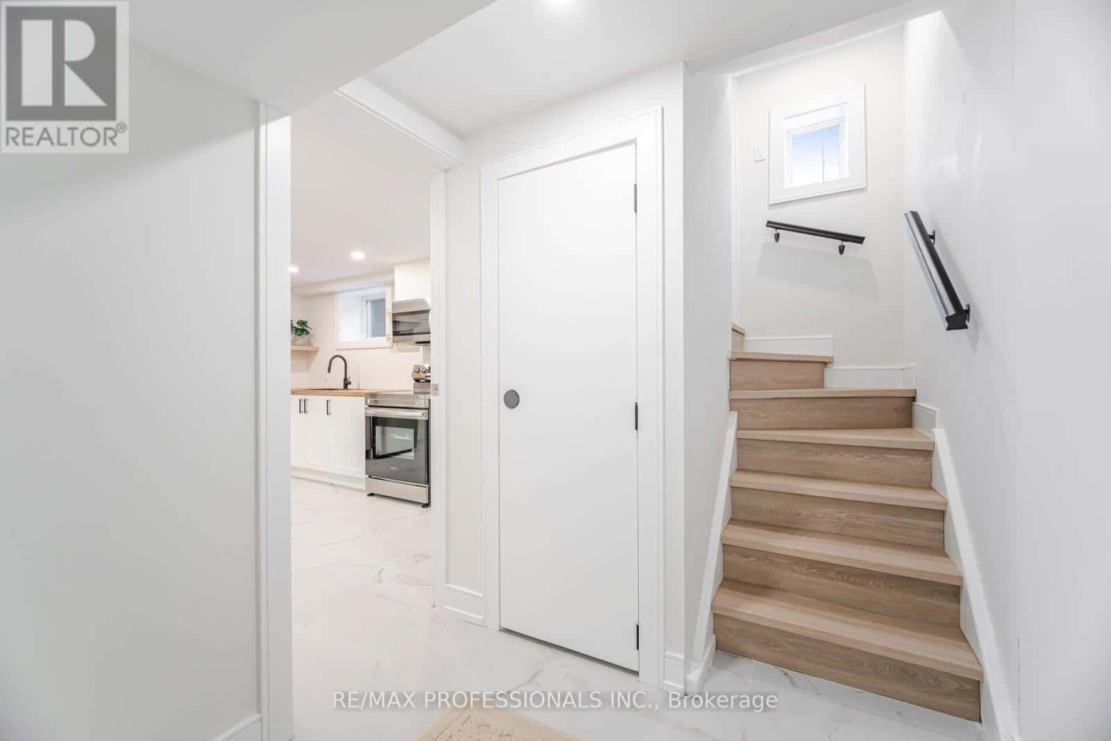 BSMT - 4 LLOYD MANOR ROAD — Toronto (Princess-Rosethorn), Ontario - Photo 5 of 20