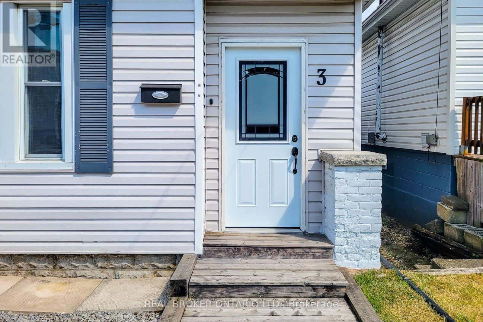 3 EAST 33RD STREET — Hamilton (Raleigh), Ontario - Photo 4 of 49