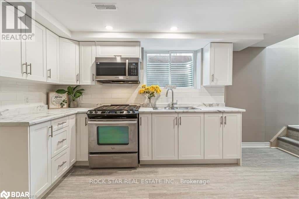 LOWER - 10 WESTDALE DRIVE — St. Catharines (Western Hill), Ontario - Photo 3 of 16