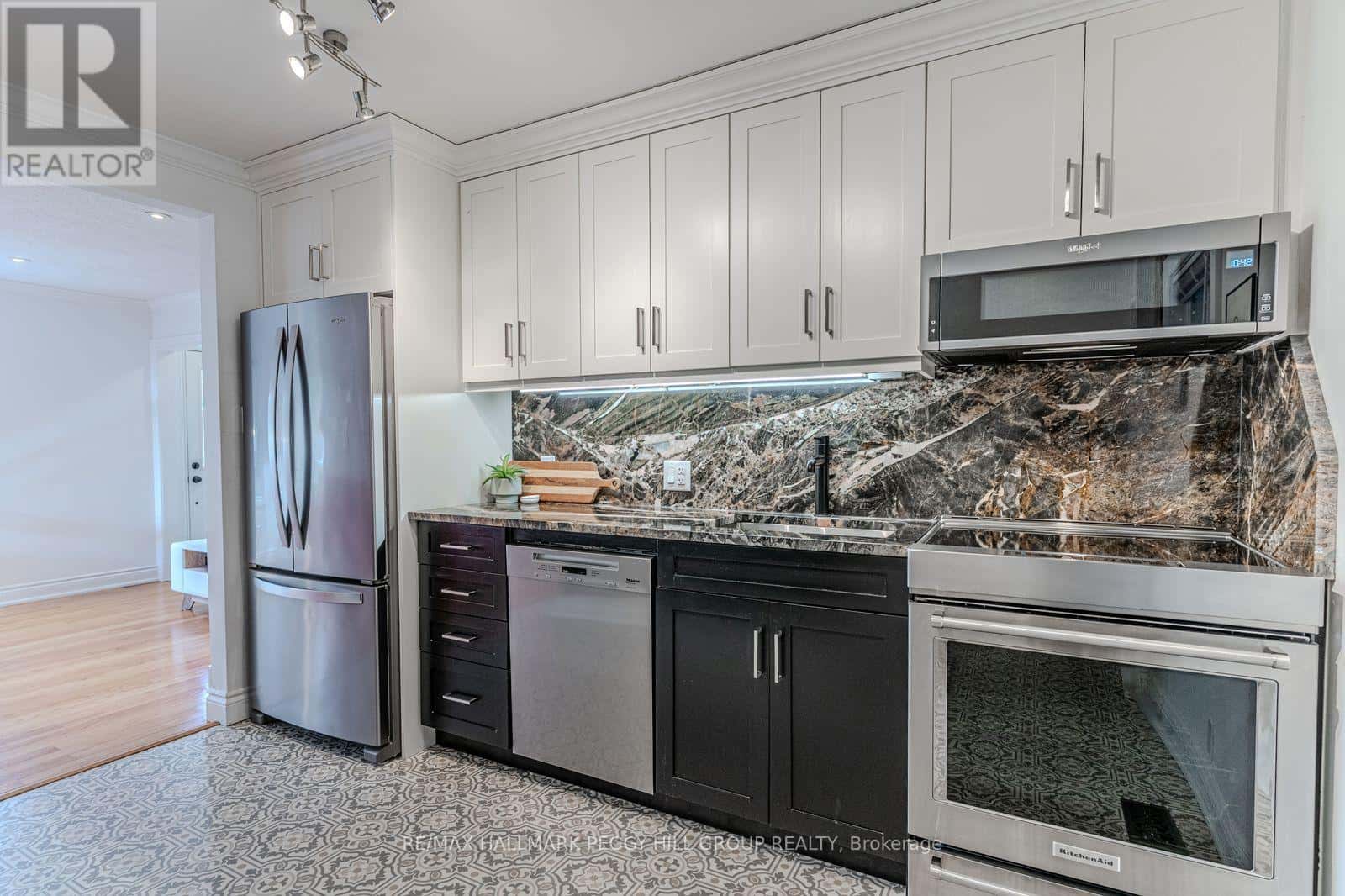 5 NEWTON STREET — Barrie (Wellington), Ontario - Photo 3 of 20