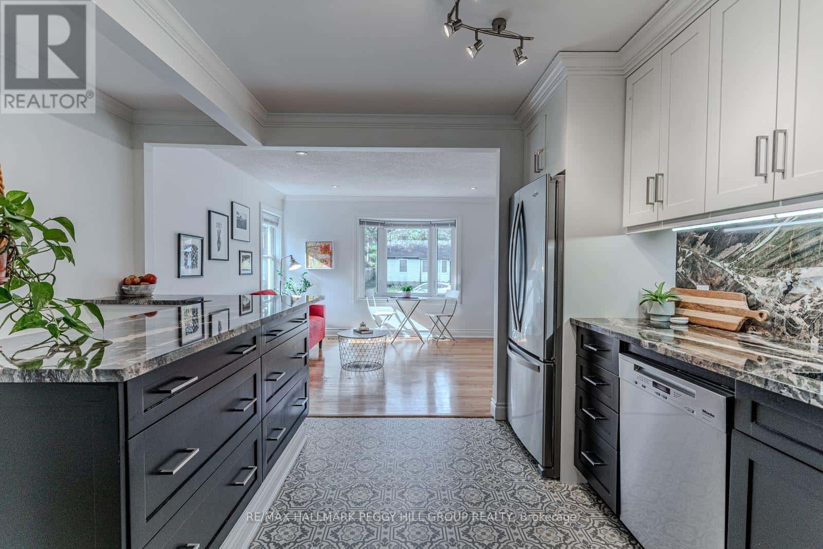 5 NEWTON STREET — Barrie (Wellington), Ontario - Photo 4 of 20