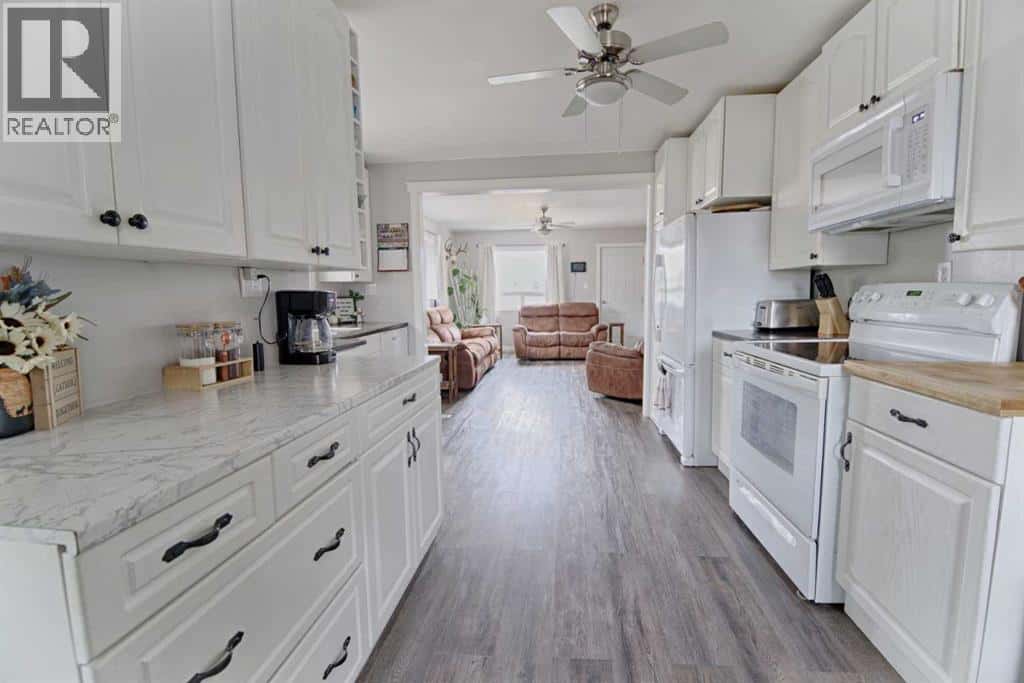 132 2 Ave north — Vauxhall, Alberta - Photo 3 of 28