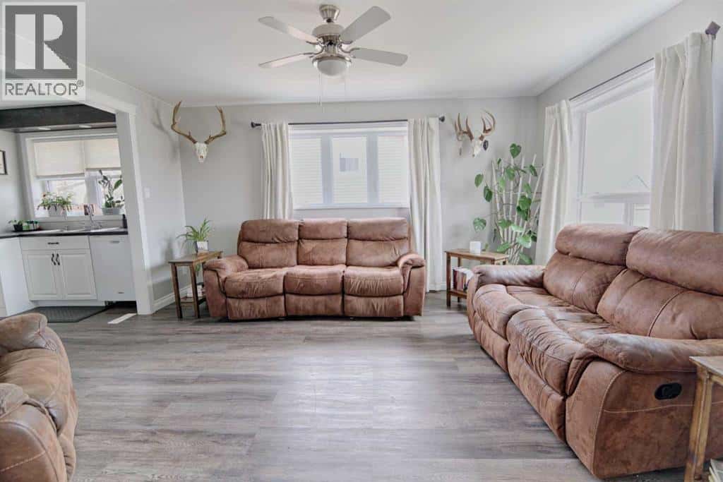 132 2 Ave north — Vauxhall, Alberta - Photo 2 of 28