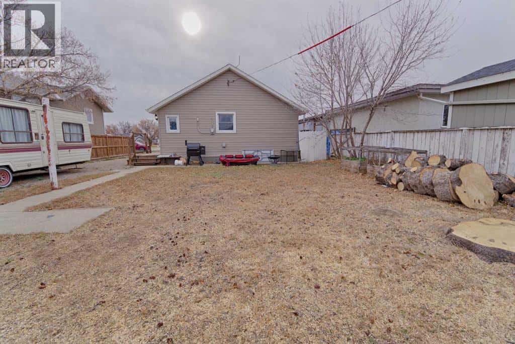 132 2 Ave north — Vauxhall, Alberta - Photo 4 of 28