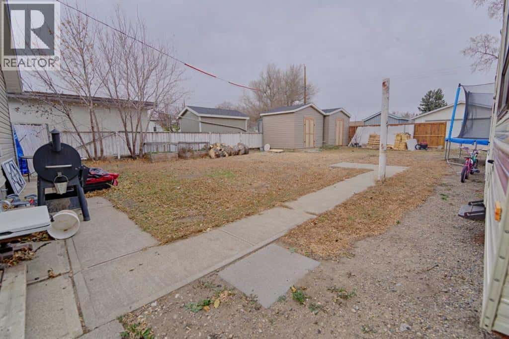132 2 Ave north — Vauxhall, Alberta - Photo 5 of 28