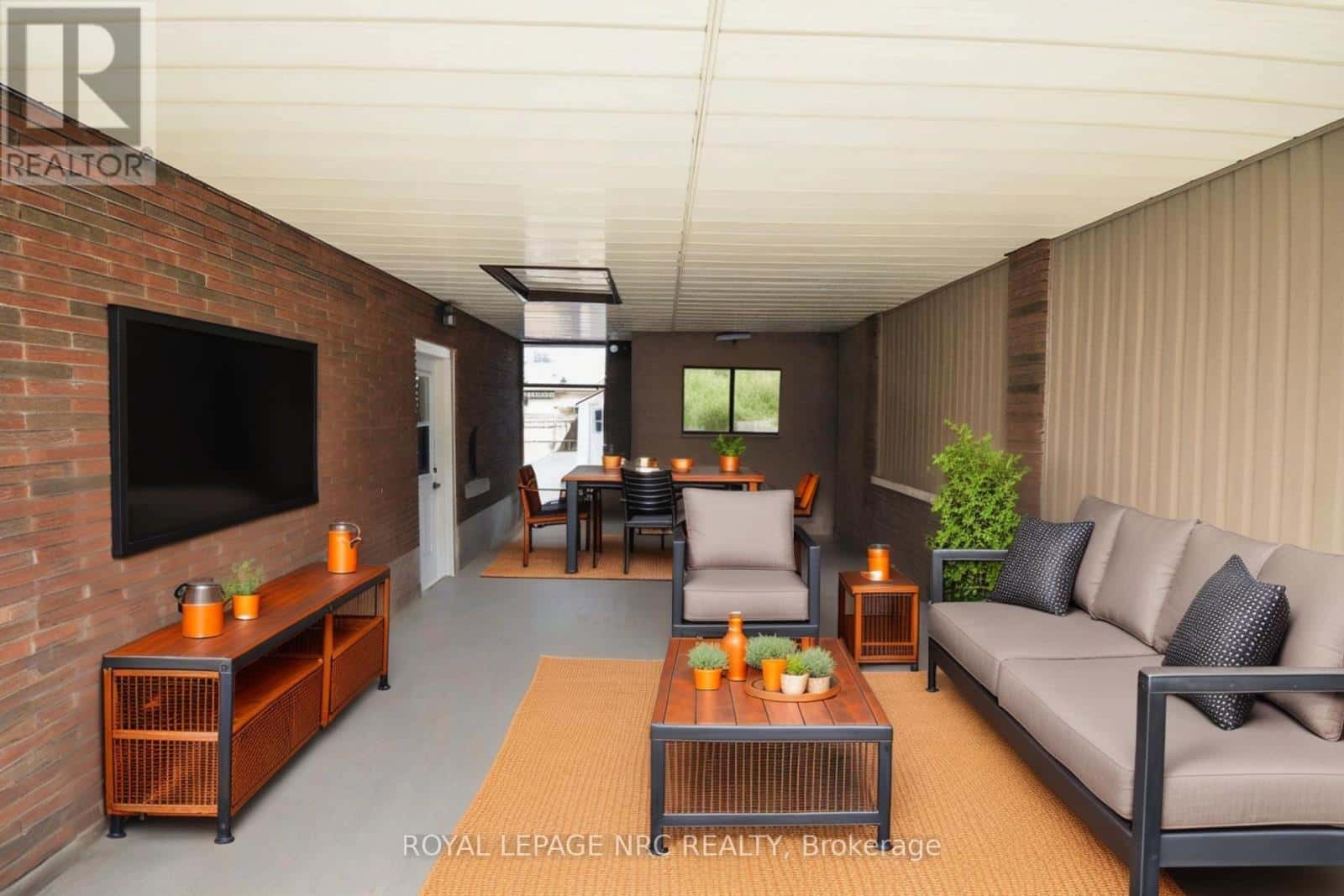 11 GROSVENOR STREET — St. Catharines (Bunting/Linwell), Ontario - Photo 3 of 49