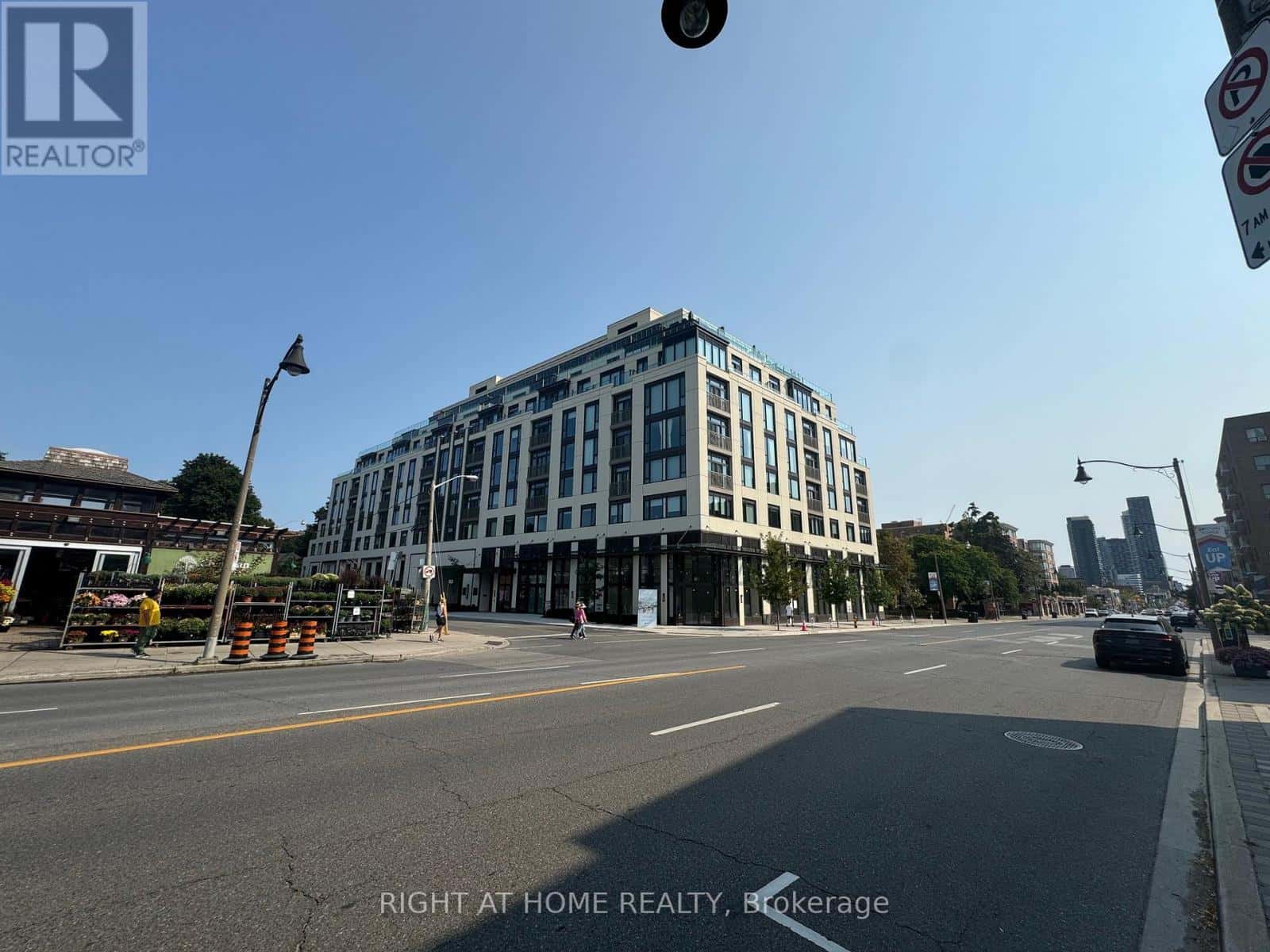 201 - 3 STRATHGOWAN AVENUE — Toronto (Lawrence Park South), Ontario - Photo 2 of 21